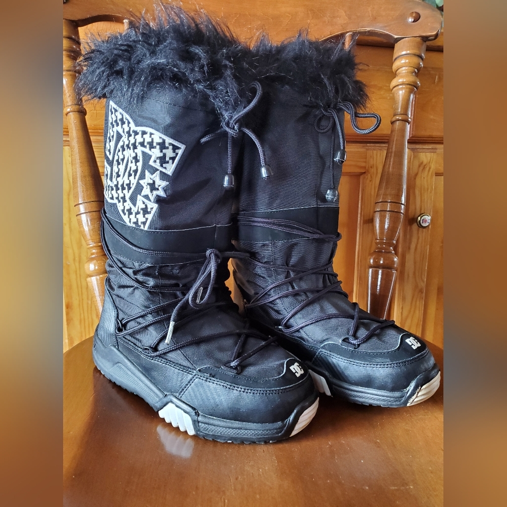 🖤🤍Medium New DC Chalet Winter Boots🤍🖤 - Picture 4 of 7